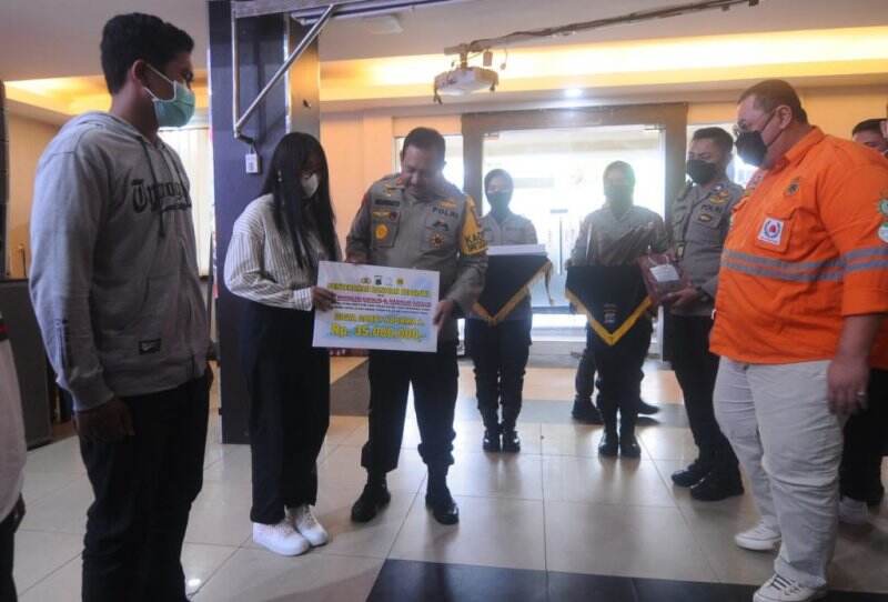 Polda Kalsel Salurkan Beasiswa untuk Anak Anggota yang Gugur Akibat Covid-19