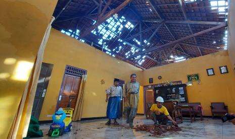 Angin Puting Beliung Menerjang Usai Cintya Tunaikan Shalat Zuhur