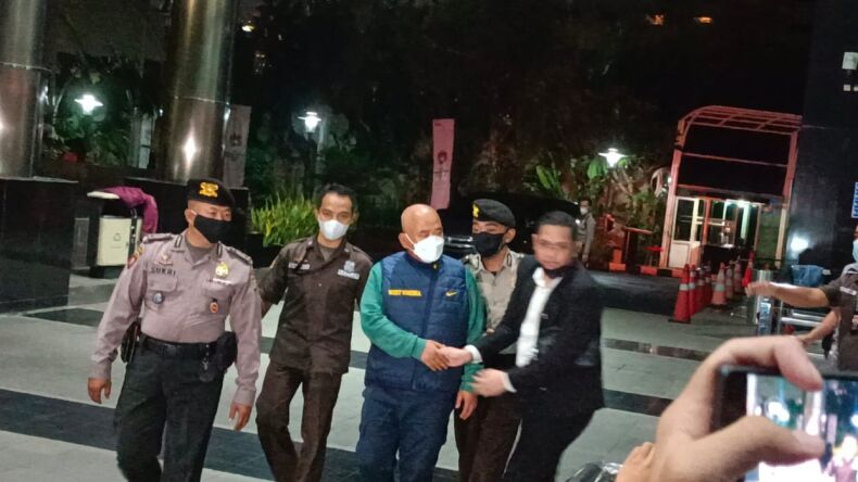 Bungkam, Ini Penampakan Wali Kota Bekasi Pepen saat Tiba di KPK