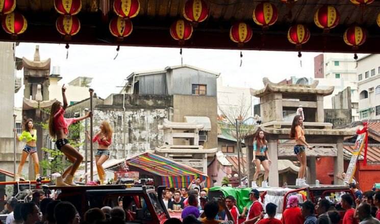 Uniknya Tradisi Pemakaman Taiwan, Ada Penari Telanjang Buat Hibur Pelayat