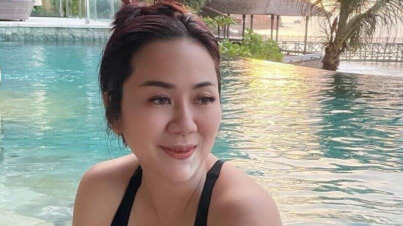 Tante Ernie Pose Pakai Swimsuit Hitam, Netizen: Kesayangan Kita Tiada Tanding!