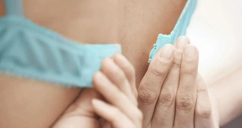 5 Bahaya Pakai Bra Terlalu Ketat, Niat Terlihat Seksi Malah Jadi Petaka!