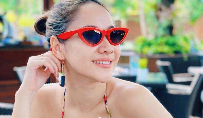 Potret Hot Mom BCL Berbikini Minum Es Kelapa, Netizen: Ketiaknya Mulus