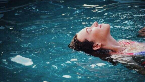 Hati-hati Moms! Berenang Bisa Sebabkan Masalah di Vagina, Lho