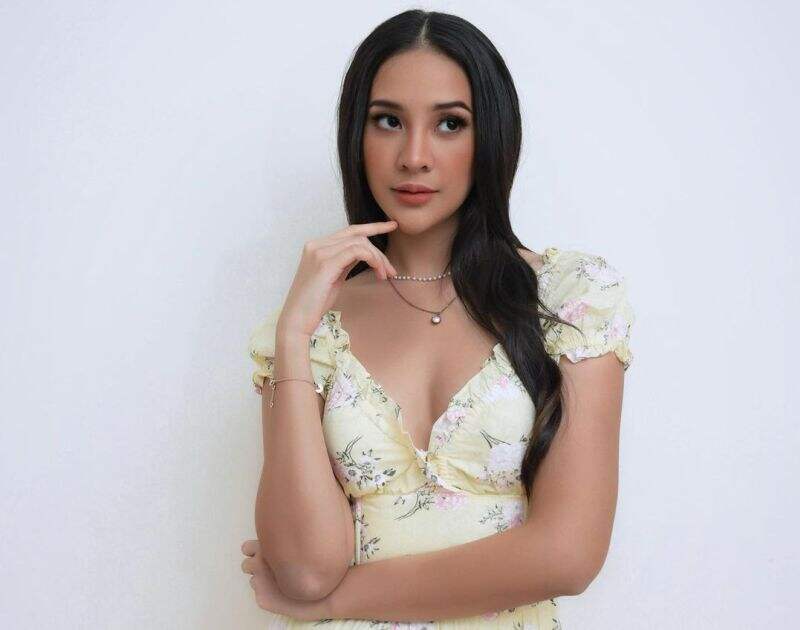 Anya Geraldine Pamer Belahan Dada Pakai Rok Bunga-Bunga, Netizen: Lyd, Balikin Penthouse Rp5 Miliar!