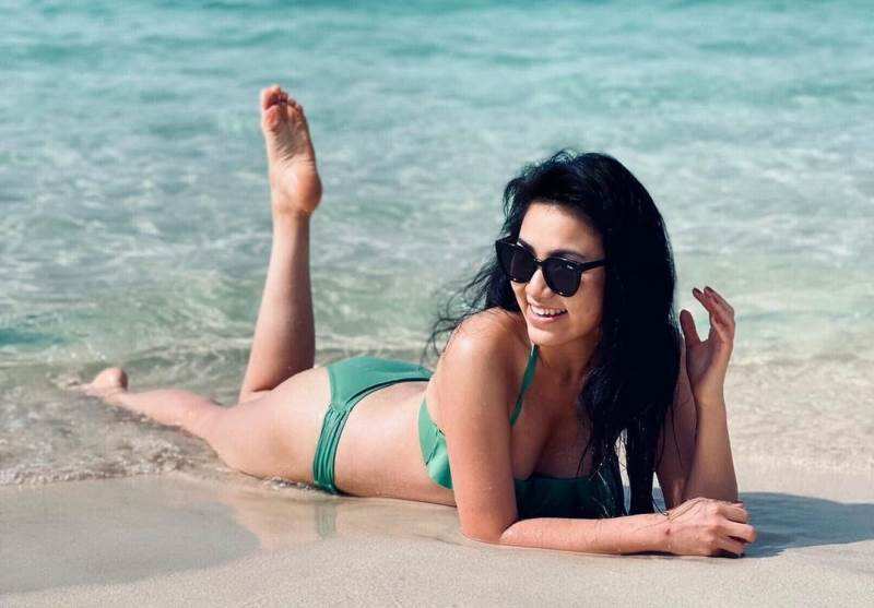 Pakai Bikini, Intip 4 Pose Pramugari Merryanne Martha Liburan Manja di Pantai