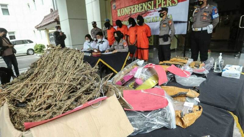Polisi Bekuk Lima Tersangka, Satu Buron