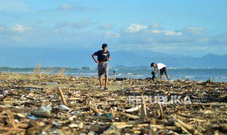 In Picture: Sampah di Pantai Wisata Jambak, Padang