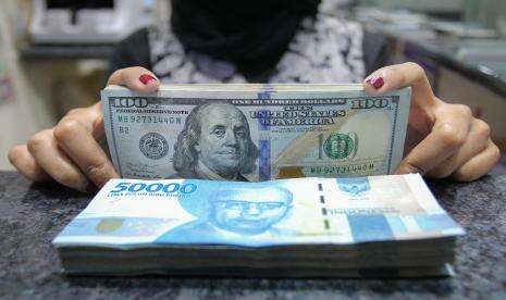 In Picture: Kurs Rupiah Ditutup Melemah 58 Poin