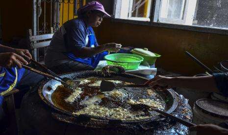 In Picture: Pengrajin Sale Pisang Keluhkan Harga Minyak Goreng dan Gas Elpiji