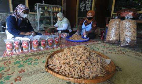 In Picture: Harga Minyak Goreng Melejit Pengrajin Keripik Naikkan Harga