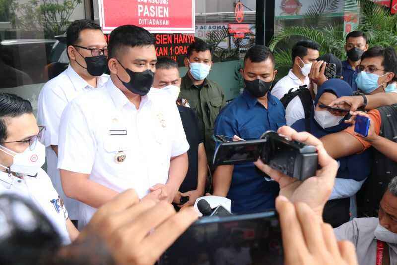 Menantu Presiden Jokowi Ini Terjun Langsung Cek Warga Inggris yang Diduga Terpapar Omicron