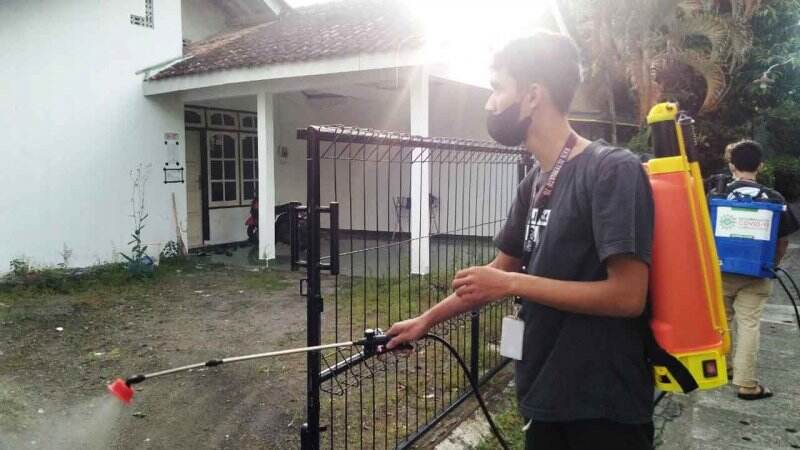 KKN Alternatif 76 Unit II.C.1 UAD Adakan Penyemprotan Disinfektan