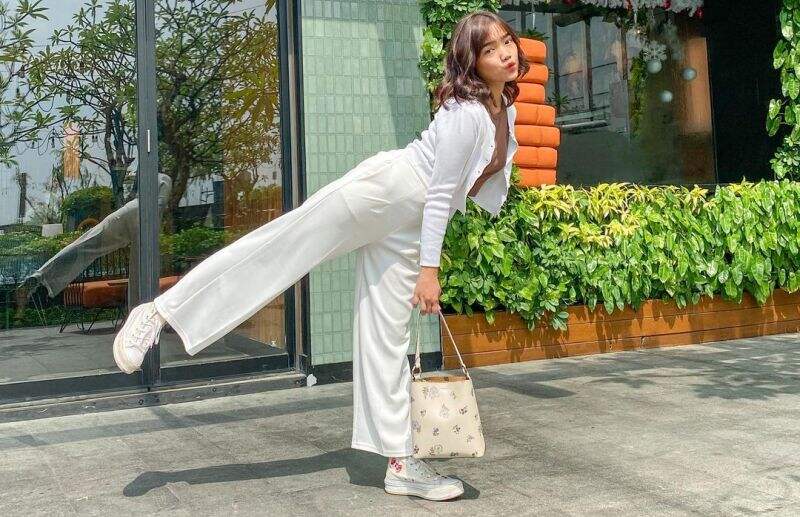 Fuji Gendong Gala Sky yang Tertidur Lelap di Bandara: Mom On Duty