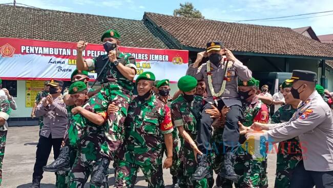 Tanpa Pedangpora, Begini Suasana Pelepasan Kapolres Jember oleh Dandim Jember