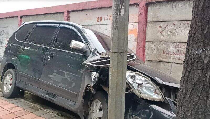 Sopir Mengantuk, Minibus Tabrak Trotoar Picu Kecelakaan Beruntun di Jaktim
