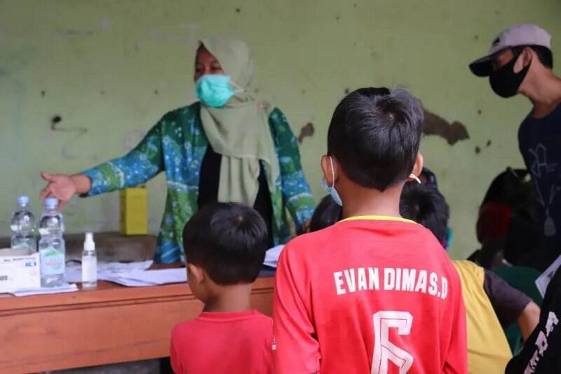 “Evan Dimas” Ikut Antre Vaksin di Kantor Desa Cilandak Indramayu