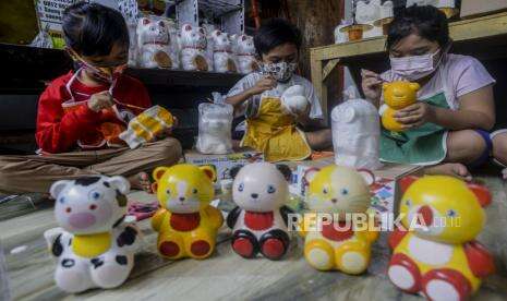 In Picture: Mewarnai Celengan Gipsum Bergambar Tokoh Kartun