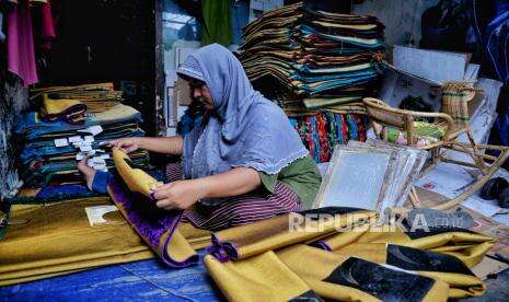 In Picture: Jasa Sablon Sajadah di Kebon Melati