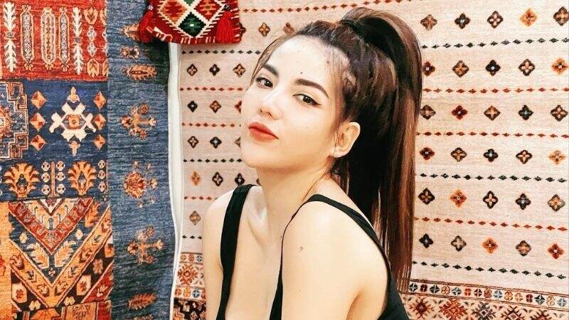 Gaya Zeza Akira Pakai Kemben Hitam dan Celana Jeans, Seksi Maksimal