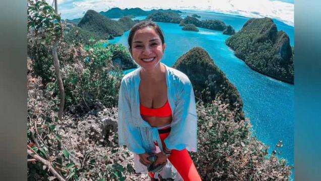 Seksinya Kirana Larasati Pose Pakai Selendang Sebelum Terjun Menyelam