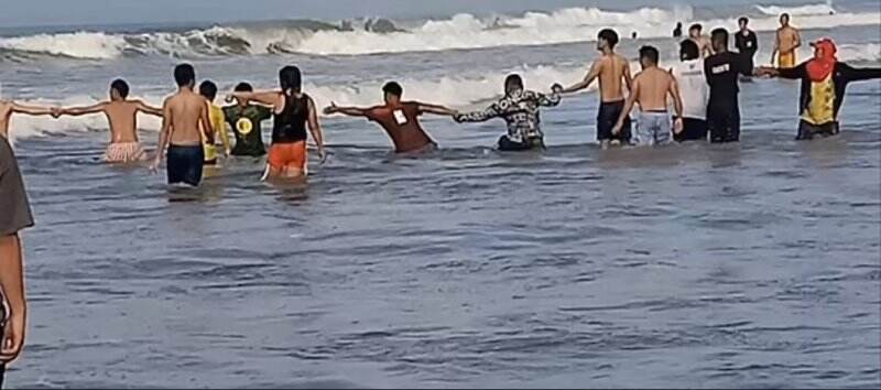 Viral! Aksi Heroik Pengunjung Pantai Bentuk Rantai Manusia demi Selamatkan Turis Tenggelam