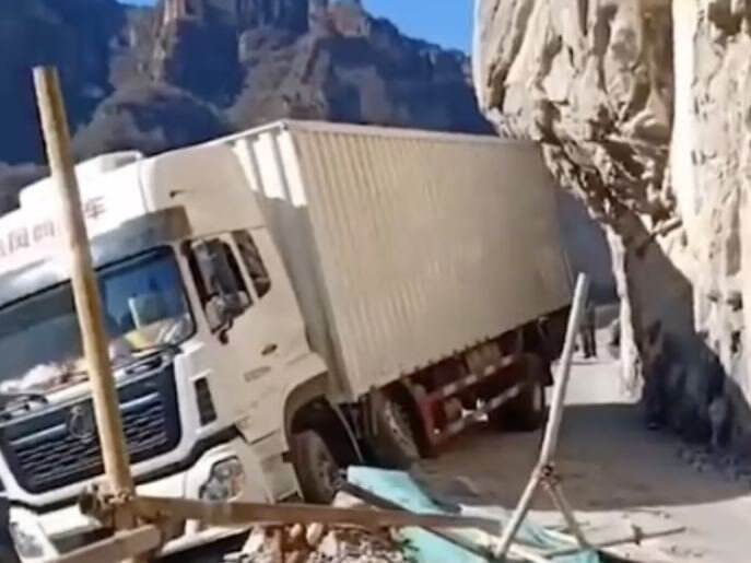 Ngeri, Truk Tergantung di Bibir Jurang dan Nyaris Terjatuh karena Ikuti GPS