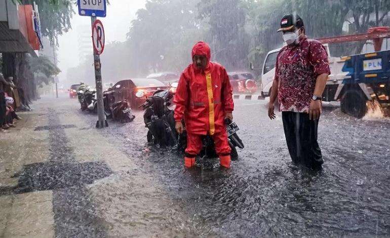 Surabaya Dikepung Banjir Risma Masih Dicari-cari