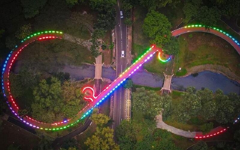 Anies Pamerkan Tebet Eco Park, Taman Revitaliasi dengan Jembatan Berhias Lampu Warna-Warni