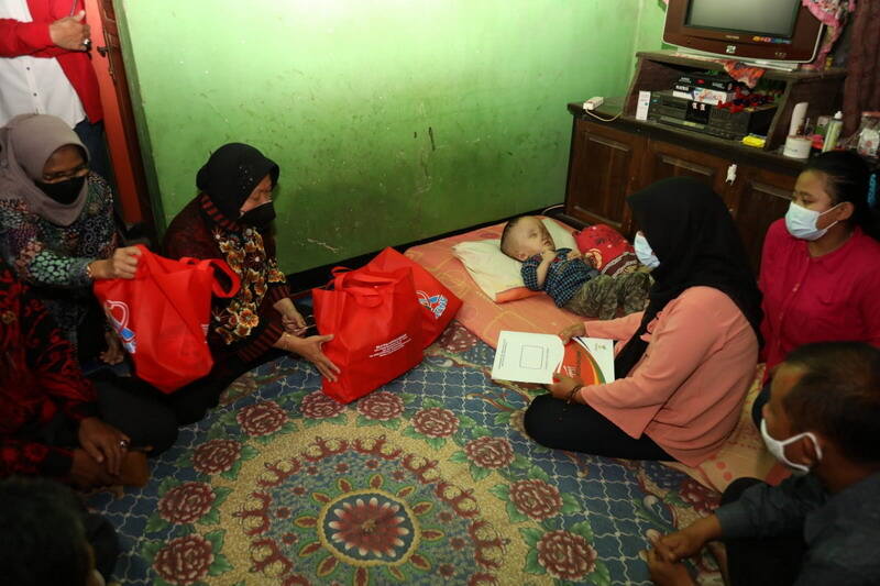 Kala Ibu Tukang Ojek Menangis di Depan Mensos Risma