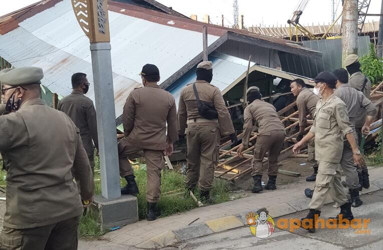 Satpol PP Banjarmasin Ratakan 3 Persil Bangunan Jembatan HKSN