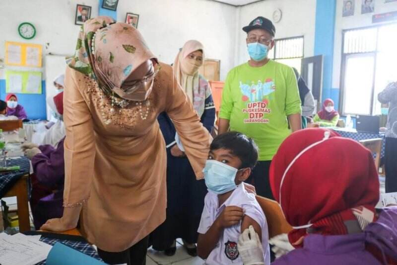 Bupati Purwakarta Blusukan ke Sekolah, Pantau Vaksinasi Anak Jelang PTM 100 Persen