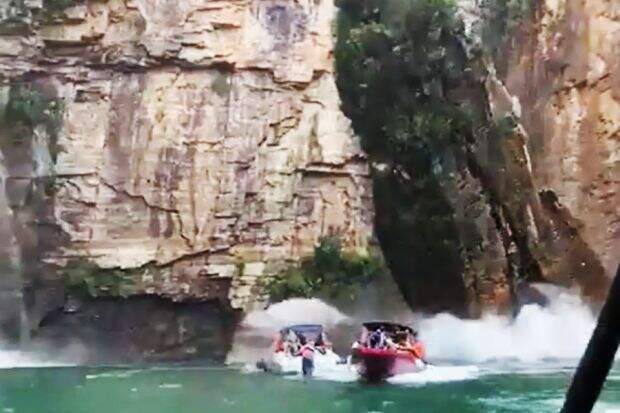Horor, Dinding Ngarai Runtuh Menimpa Perahu Wisata Tewaskan 7 Orang