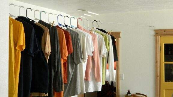 4 Penyakit Berbahaya Ini Bisa Mengintai Keluarga, Setop Kebiasaan Jemur Baju Dalam Rumah Moms!