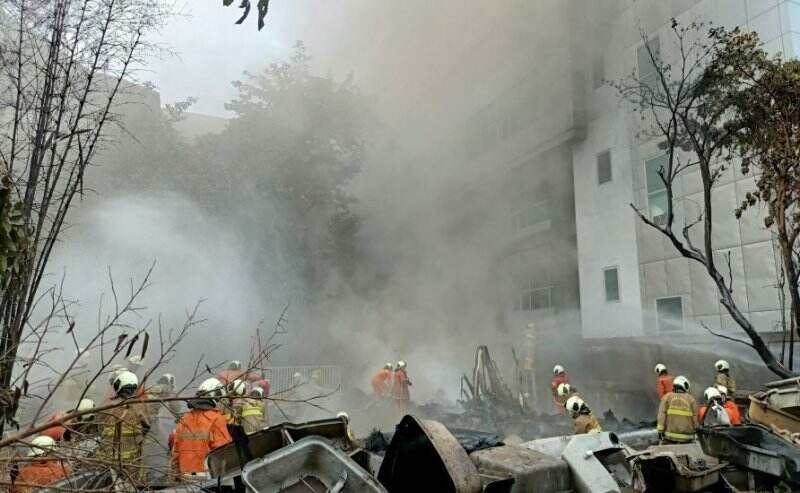 Kebakaran Samping Gedung BPJS Kesehatan Cempaka Putih, 19 Unit Damkar ke TKP