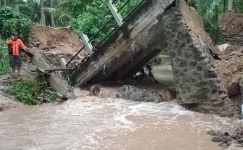 Satu Jembatan di Pohuwato Gorontalo Ambruk Akibat Hujan dan Angin Kencang