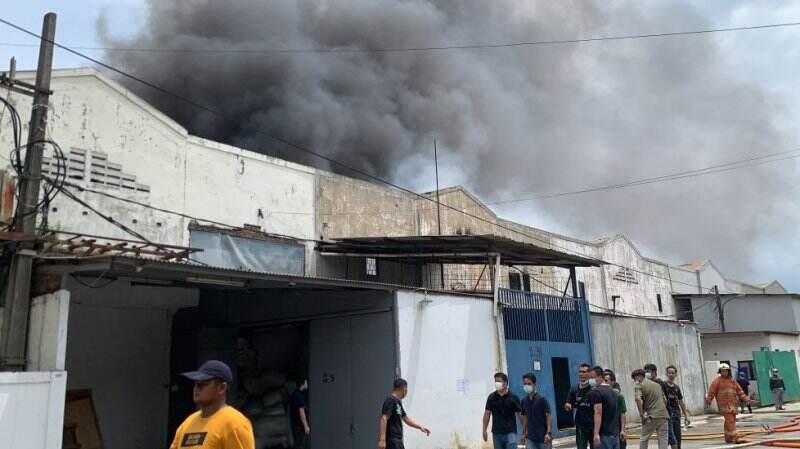 Kebakaran Hebat Pabrik Ember di Tangerang, Detik-Detik Kejadian Terungkap