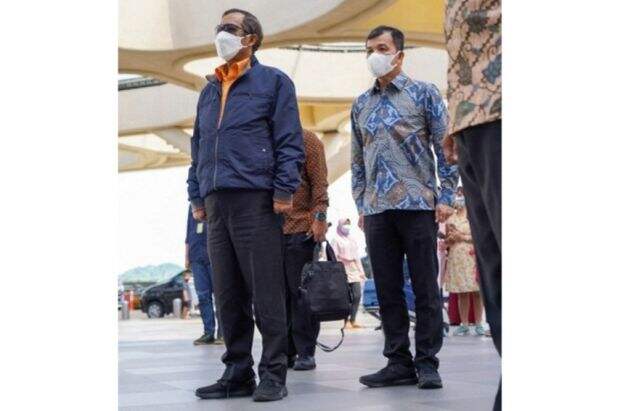Sikap Sempurna Mahfud MD saat Indonesia Raya Berkumandang di YIA