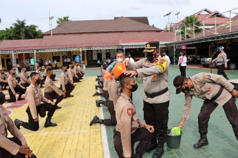 Guyuran Air Kembang Sambut Bintara Remaja di Polres HST