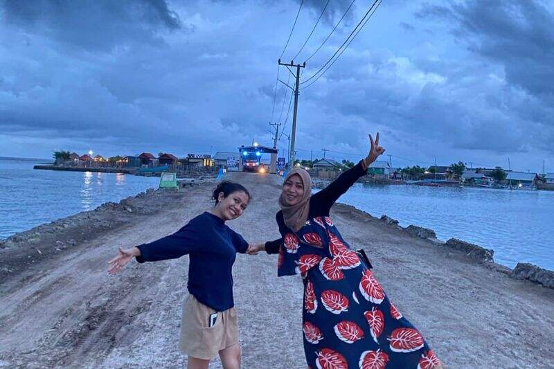 Sensasi Melintasi Jalan ‘Membelah’ Lautan ke Pulau Bungin Sumbawa