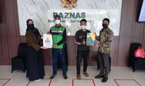 Komunitas Ojol Mataram Bantu Warga Terdampak Erupsi Semeru Lewat Baznas