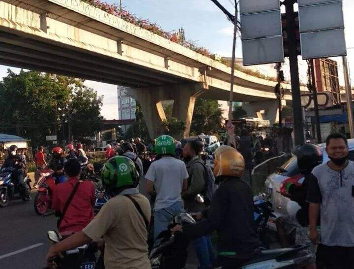 Mobil Tabrak Motor hingga Terjun Bebas di Flyover Pesing, Polisi: Patuhi Rambu Larangan!