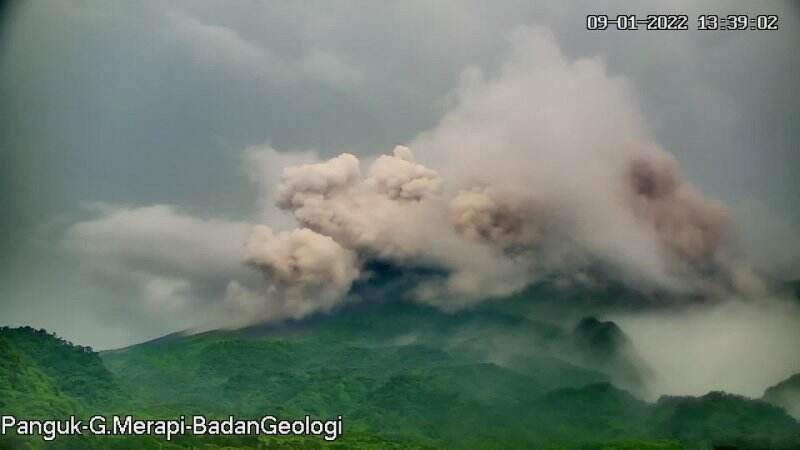 Gunung Merapi Muntahkan Awan Panas Sejauh 2.500 Meter, Waspada Lahar Dingin!