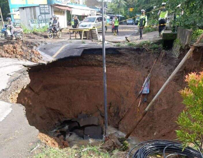 Jalinsum Muara Enim-Baturaja Ambles, Lubang Besar Menganga di Tengah Jalan