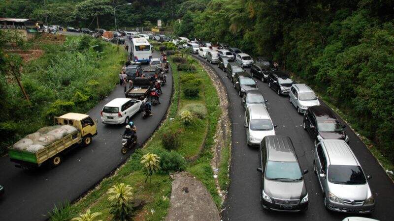 Polisi Lakukan Rekayasa Arus Lalu Lintas Antisipasi Macet di Jalur Puncak