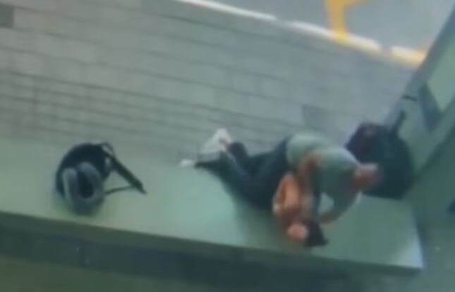 Lagi Nunggu Bus di Halte, Wanita Ini Nyaris Tewas Dicekik Tali Sepatu