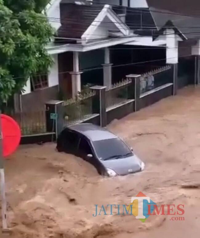 Diguyur Hujan Deras, Perumahan Bumi Mangli Terendam Mobil dan Motor Hanyut
