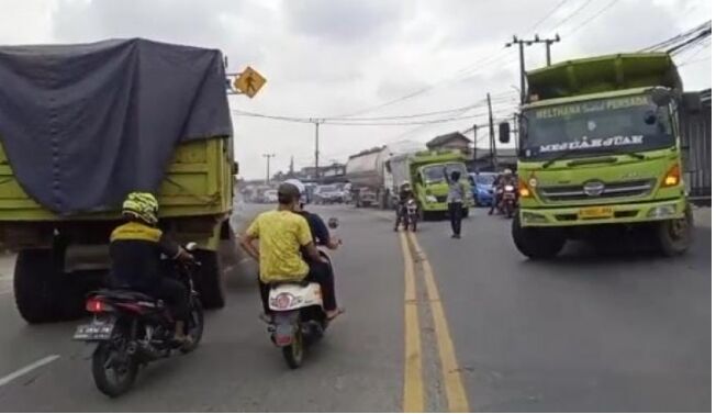 Langgar Jam Operasional, Belasan Truk di Perbatasan Kabupaten Tangerang Diputar Balik