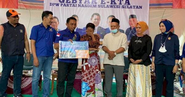Syaharuddin Alrif Antar Langsung Hadiah Pemenang Rumah Gebyar E-KTA NasDem