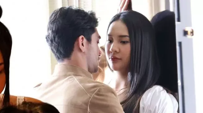 Respons Reza Rahadian soal Adegan Panas dengan Anya Geraldine